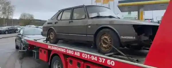 Illustration av marknadsfaktorer som påverkar ersättningen för skrotbilar, inklusive metallpris, reservdelar och transportkostnader.